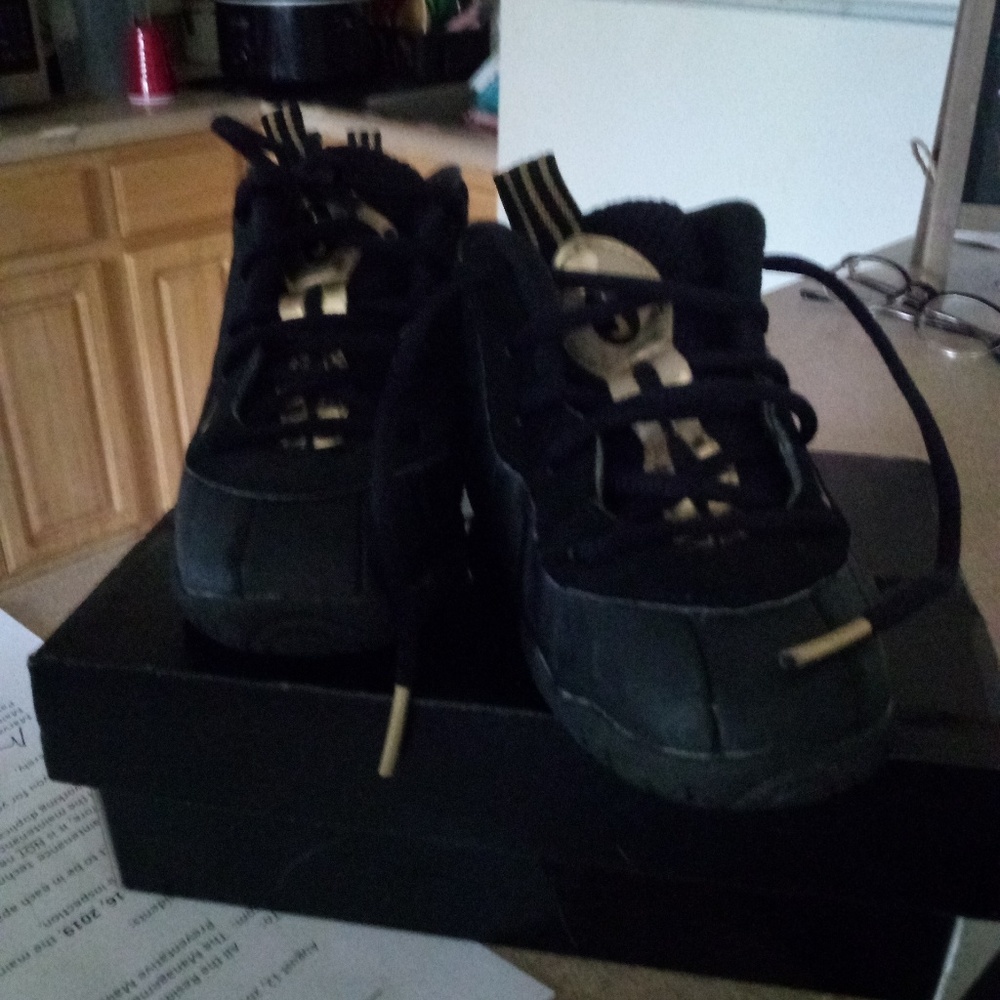Children's tennis shoes